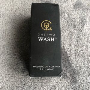 One two cosmetic lash cleanser